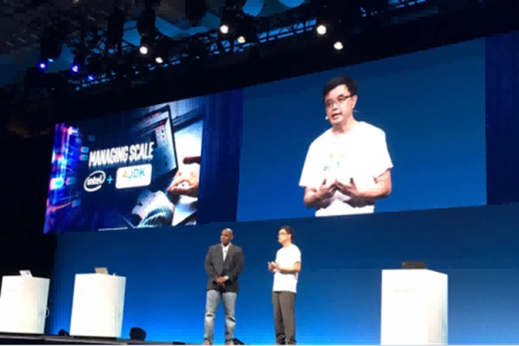 Kingsum Chow delivering the Keynote speech at JavaOne in 2017.